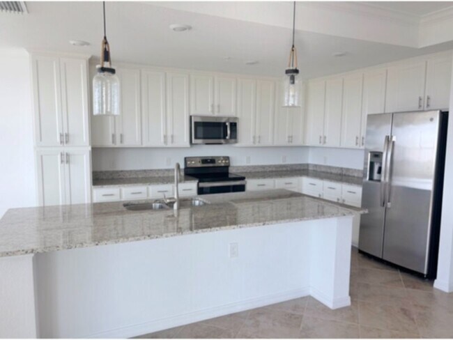 Foto del edificio - Beautiful 2 Bed 2 Bath Condominium! Water ...