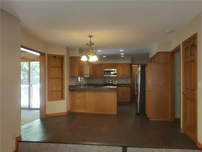 Building Photo - 5585 Rosewood Ln