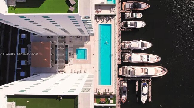 Foto del edificio - 400 Sunny Isles Blvd