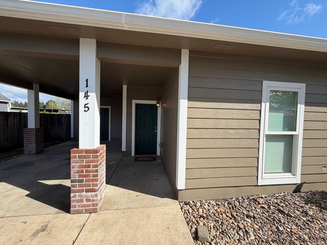 Building Photo - 3 Bedroom 2 bath single family house