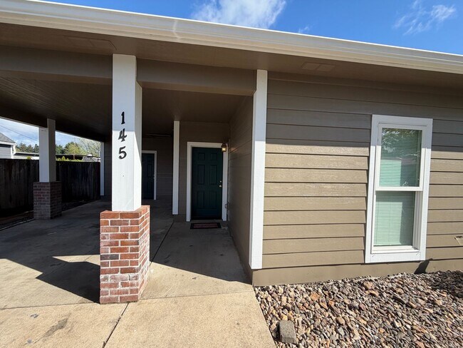 Foto del edificio - 3 Bedroom 2 bath single family house