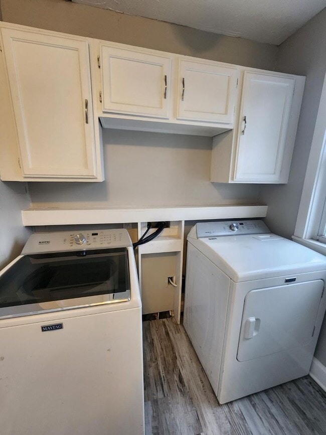 Building Photo - Spacious Three Bedroom Two Story Duplex lo...