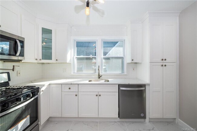 Foto del edificio - 75 Farrell Ave