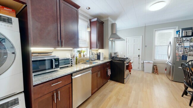 Building Photo - 232 Chelsea St