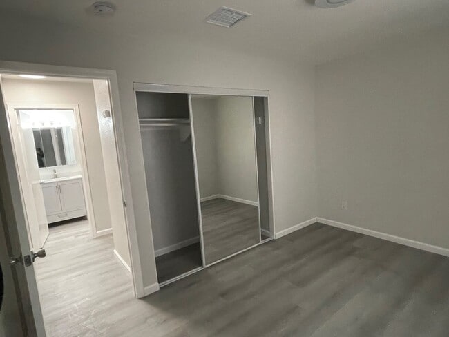 Building Photo - BEAUTIFUL UPGRADED 3 BED 2 BATH