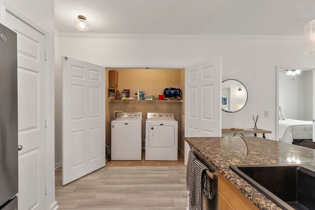 Foto del edificio - Midtown Village 2 Bed 2 Bath Condo! Available June 1st!