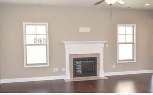 Foto del edificio - NEW LISTING- 4 bd/ 2.5 ba located MINUTES ...