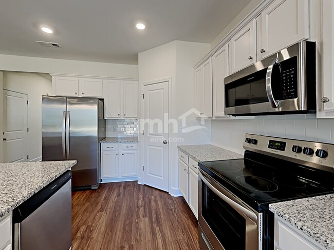 Foto del edificio - 2928 Throneberry Ln