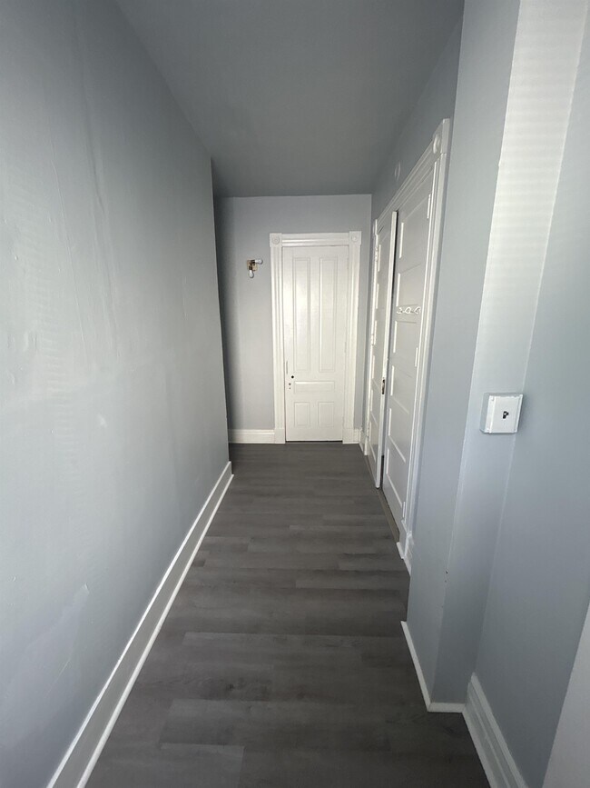 Building Photo - 2351 E 5th St