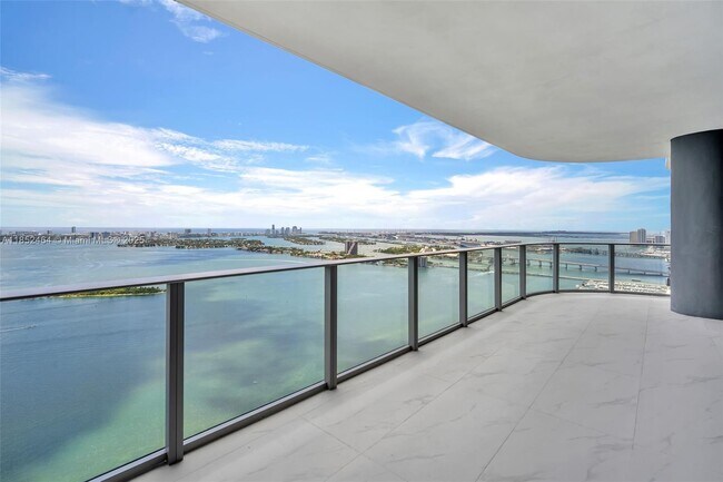 Foto del edificio - 700 NE 24th St