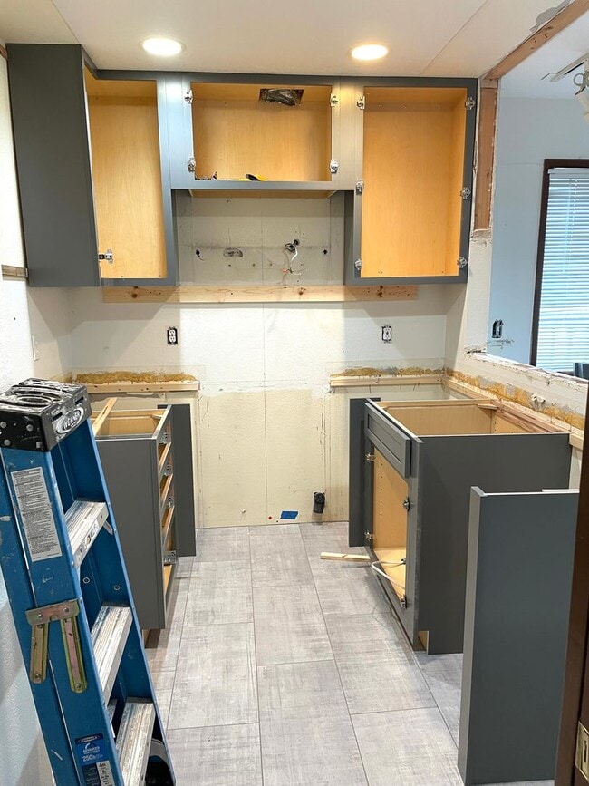 Building Photo - Downtown Edmonds Condo Rare 1 bed/1.5 bath...