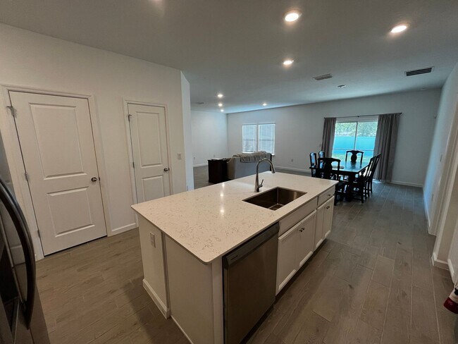 Foto del edificio - 2BR+Den in 55&up Community Liberty Village...
