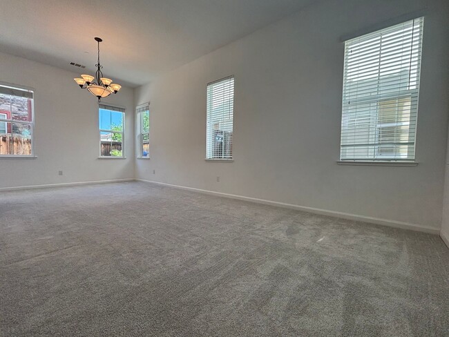 Building Photo - Gorgeous 4 Bed, 3 Bath in Brentwood with S...