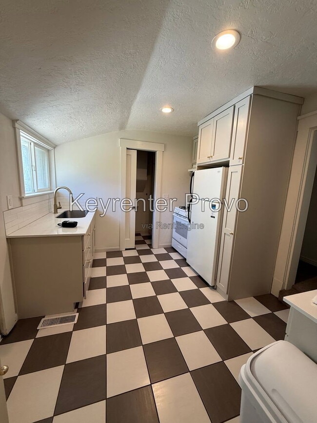 Building Photo - 153 200 S