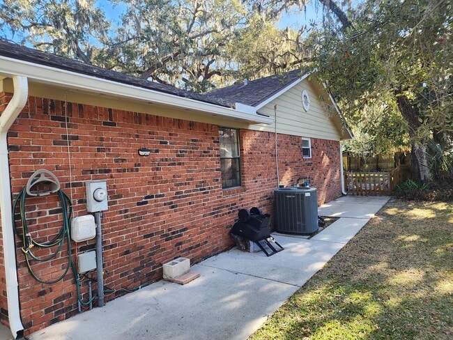 Building Photo - Recently renovated and ready to move in.