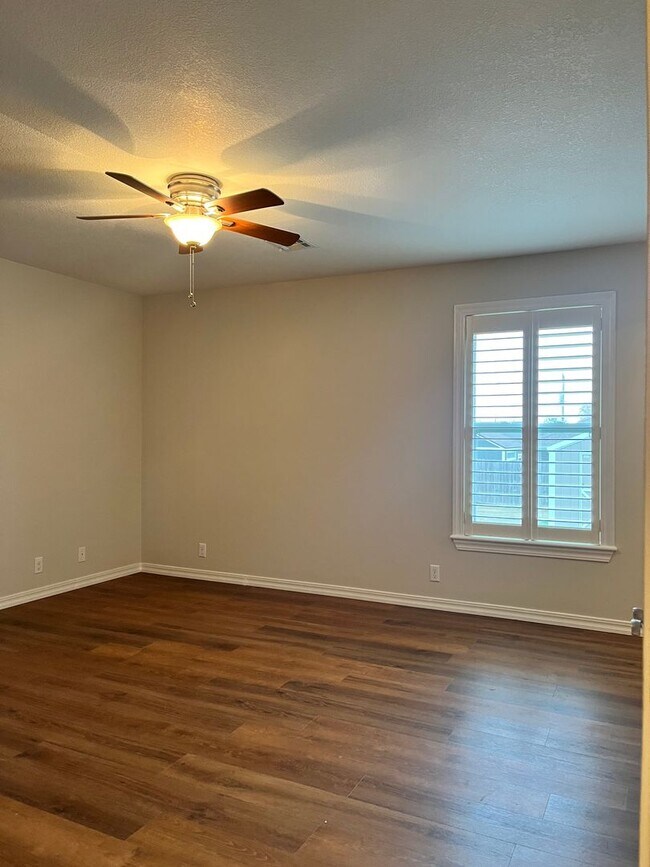 Building Photo - 3 Bedroom 2 Bathroom home