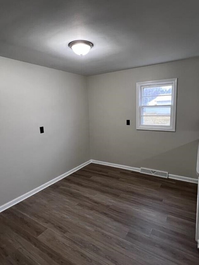 Building Photo - 5167 Glenview Dr