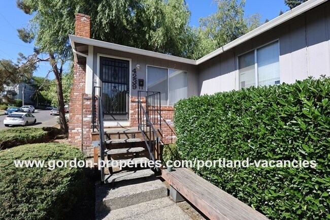 Building Photo - SE 15th Ave - remodeled 3 bedroom duplex w...