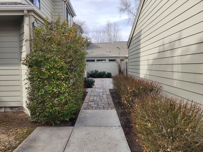 Building Photo - Love the area you live ! River Run area in South East Boise!