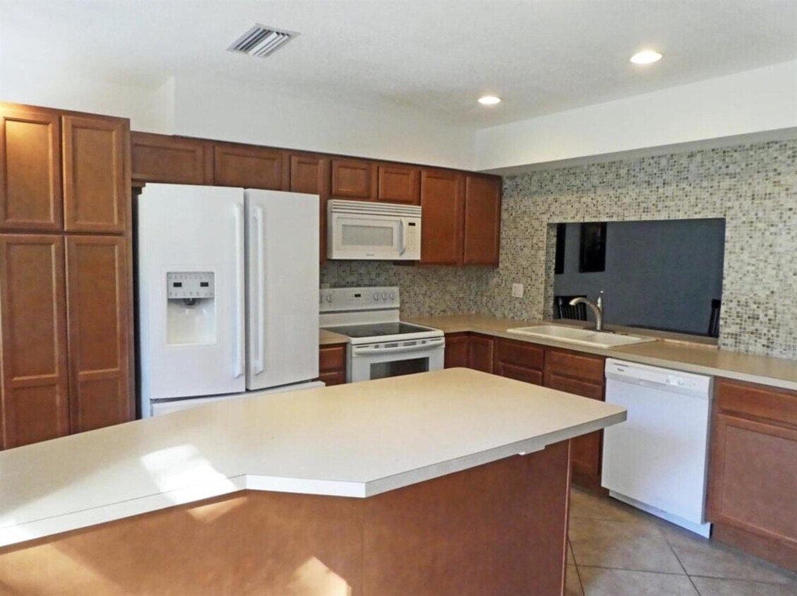 Primary Photo - 4075 Palm Forest Dr N