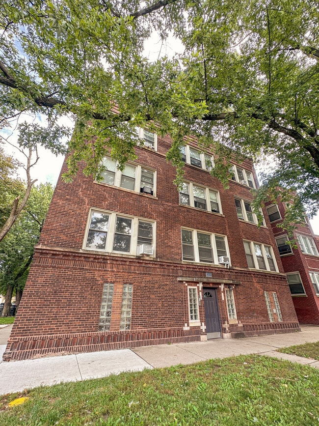 Building Photo - 7233 N Damen Ave