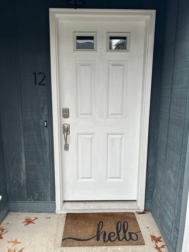 Foto del edificio - FULLY FURNISHED - Just steps to the beach! PERFECT FOR TRAVELING PROFESSIONALS!