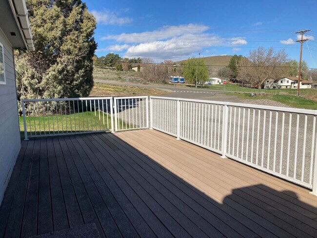 Foto del edificio - Spacious 4-Bedroom, 2-Bath Home with Daylight Basement, Large Yard & Two Fireplaces!.