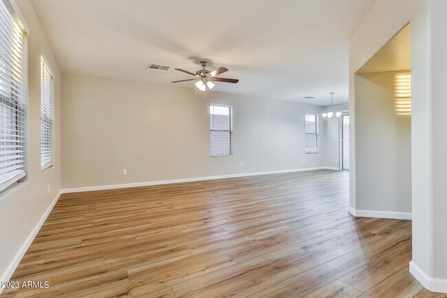 Foto del edificio - 3117 E Harrison St