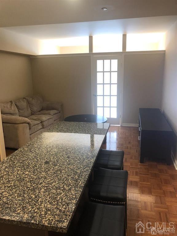 Foto del edificio - 110 Somerset St Unit 2109