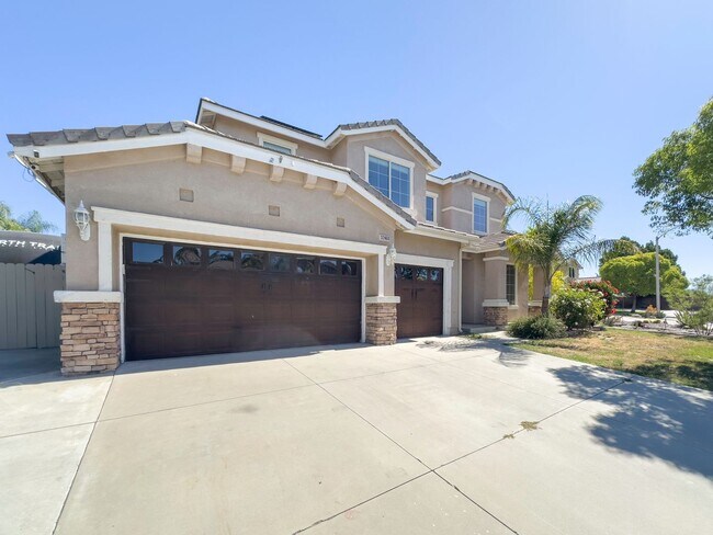 Building Photo - IMPRESSIVE 6 BEDROOM, POOL + CUL-DE-SAC HO...