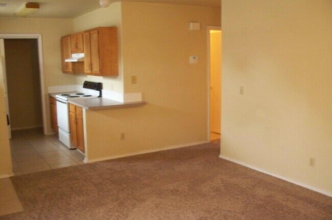 Foto del edificio - 827 Russell Cir