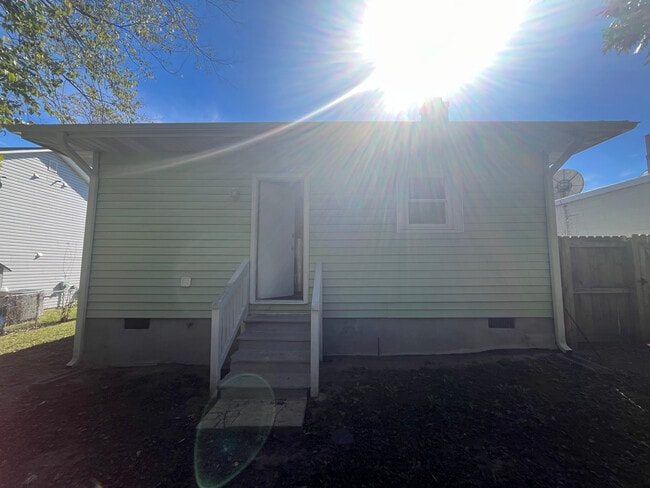 Photo - Room in House on Holloway St