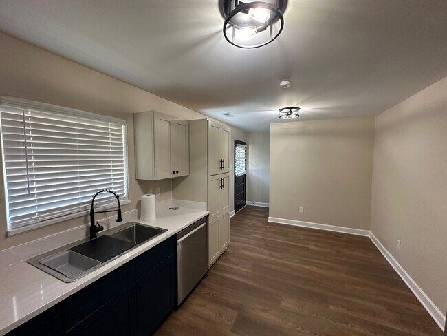 Foto del edificio - Renovated 3 Bed | 1 Bath House in Raleigh ...