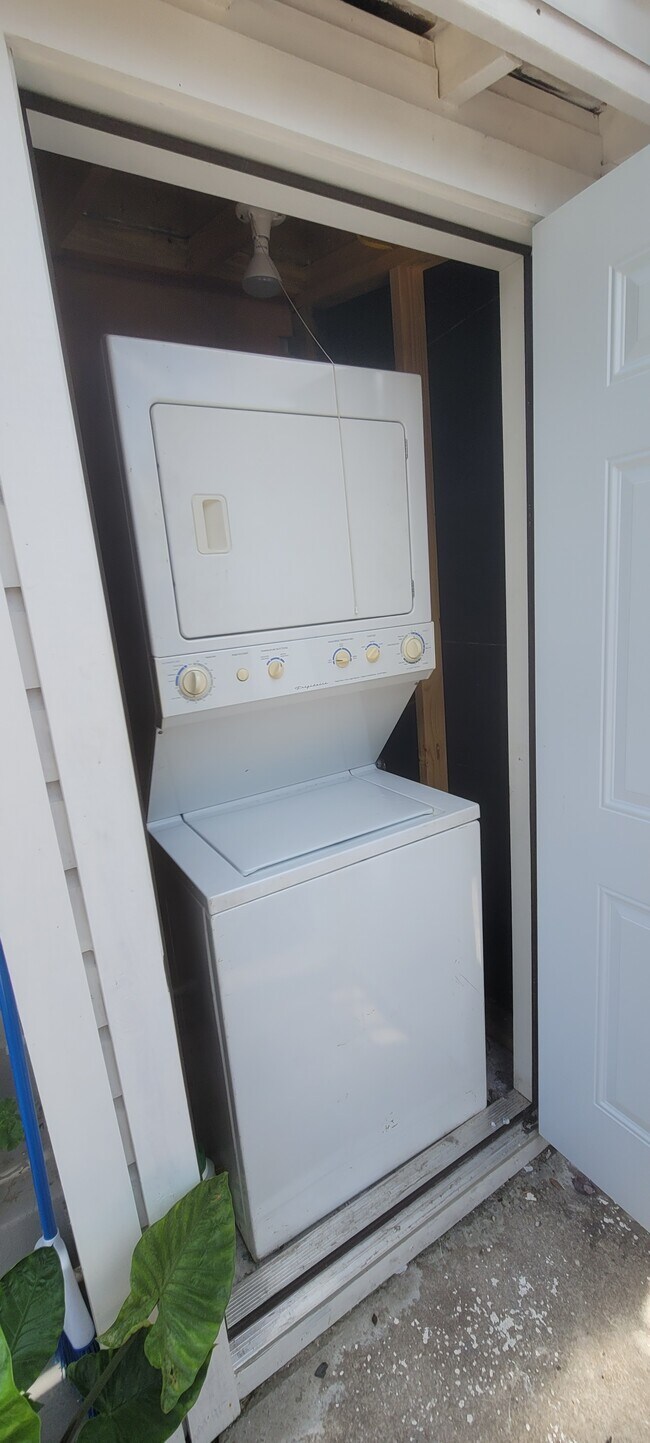 On site laundry - 218 w Woodlawn ave
