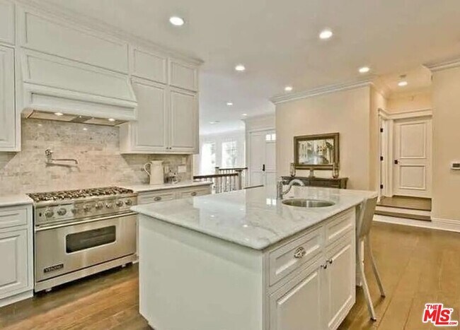 Foto del edificio - 580 N Kenter Ave