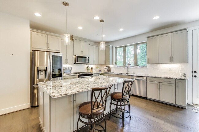 Foto del edificio - Stunning Contemporary Townhome - 4 Bedroom...
