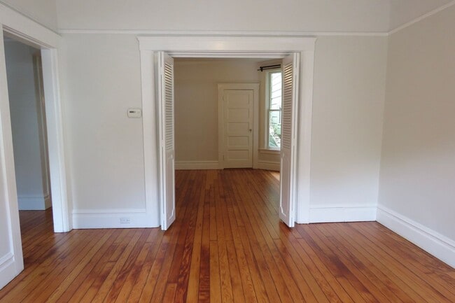 Building Photo - Freshly Updated Pet Friendly First Floor with Parking and Laundry
