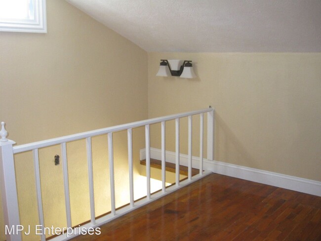 Building Photo - 4 br, 2 bath House - 1806 S Lakeshore Dr