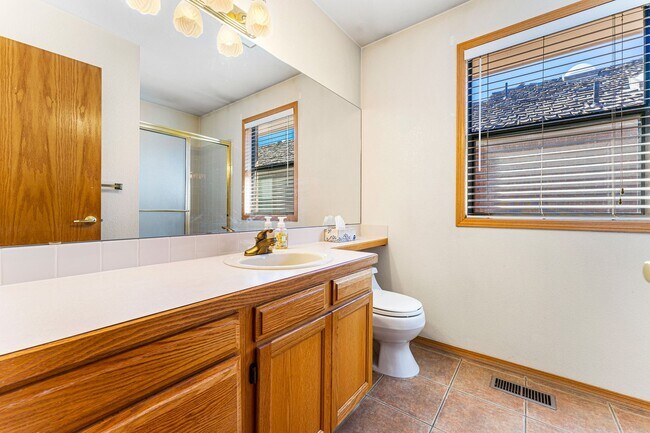 Foto del edificio - Spacious Home with Central AC and Gas Fire...