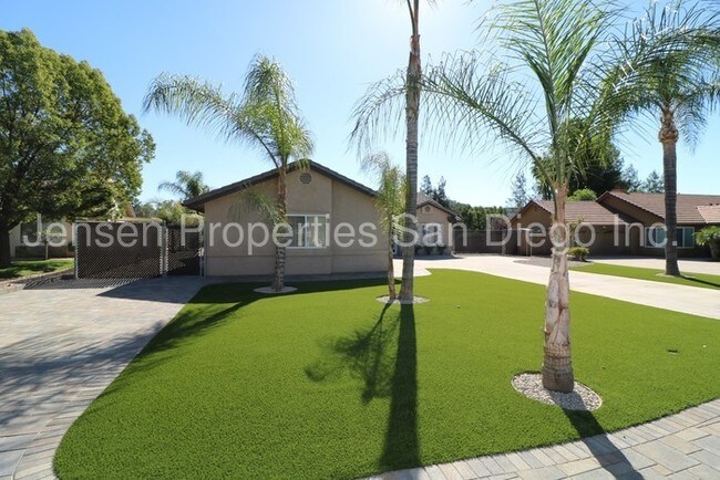 Foto del edificio - 4 Bed, 3 Bath House w/ Pool, Solar, and Well