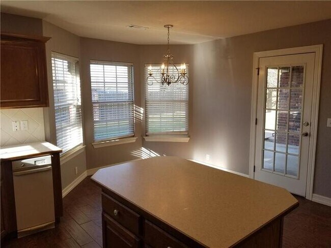 Building Photo - 884 Palisades Ave