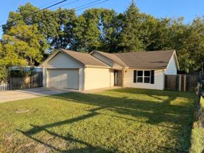 Building Photo - Single-Family Home in Merriam Woods