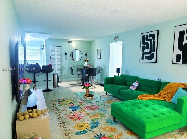 Foto del edificio - 703 Gardens Dr