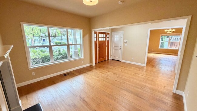 Building Photo - Desirable Mountain View 4 Bed + 3.5 Bath + Office Home. Close to Downtown Mountain View. Great Lo...