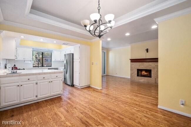 Building Photo - 2 br, 2.5 bath Condo - 1920 Holly Drive