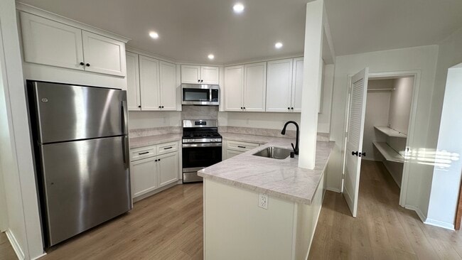 Remodeled kitchen with walk in pantry. - 935 Sapphire St