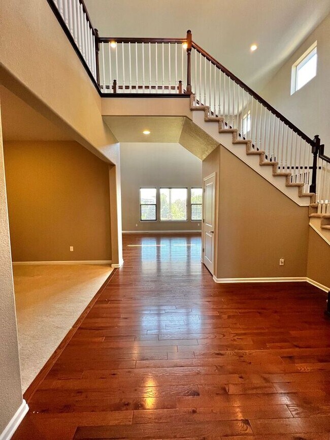 Building Photo - Gorgeous 5 Bed, 4 1/2 Bath House in Kechte...