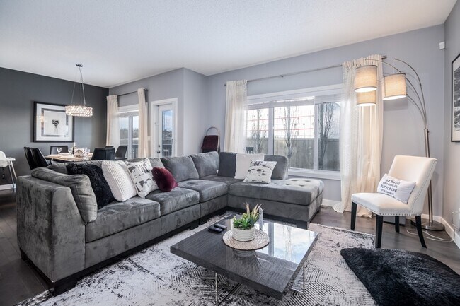 Photo du bâtiment - 8393 Ellis Cres NW