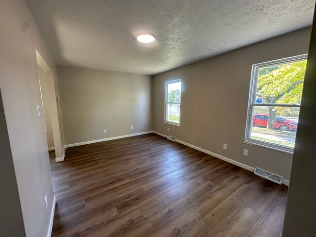 Building Photo - Spacious 5-Bedroom, 2-Bath Home for Rent i...