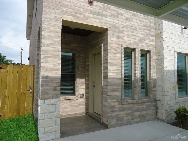 Building Photo - 516 Newport Ave